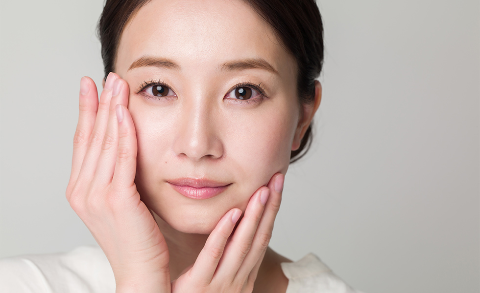 手を添えた女性